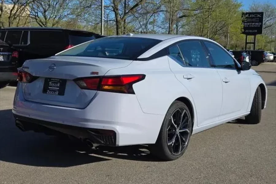 2023 Nissan Altima SR FWD